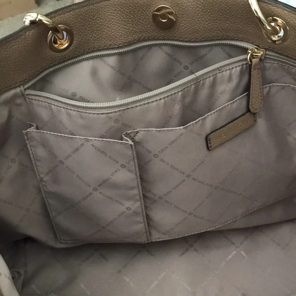 (SOLD). Michael MICHAEL KORS Handbag - Picture 6 of 15
